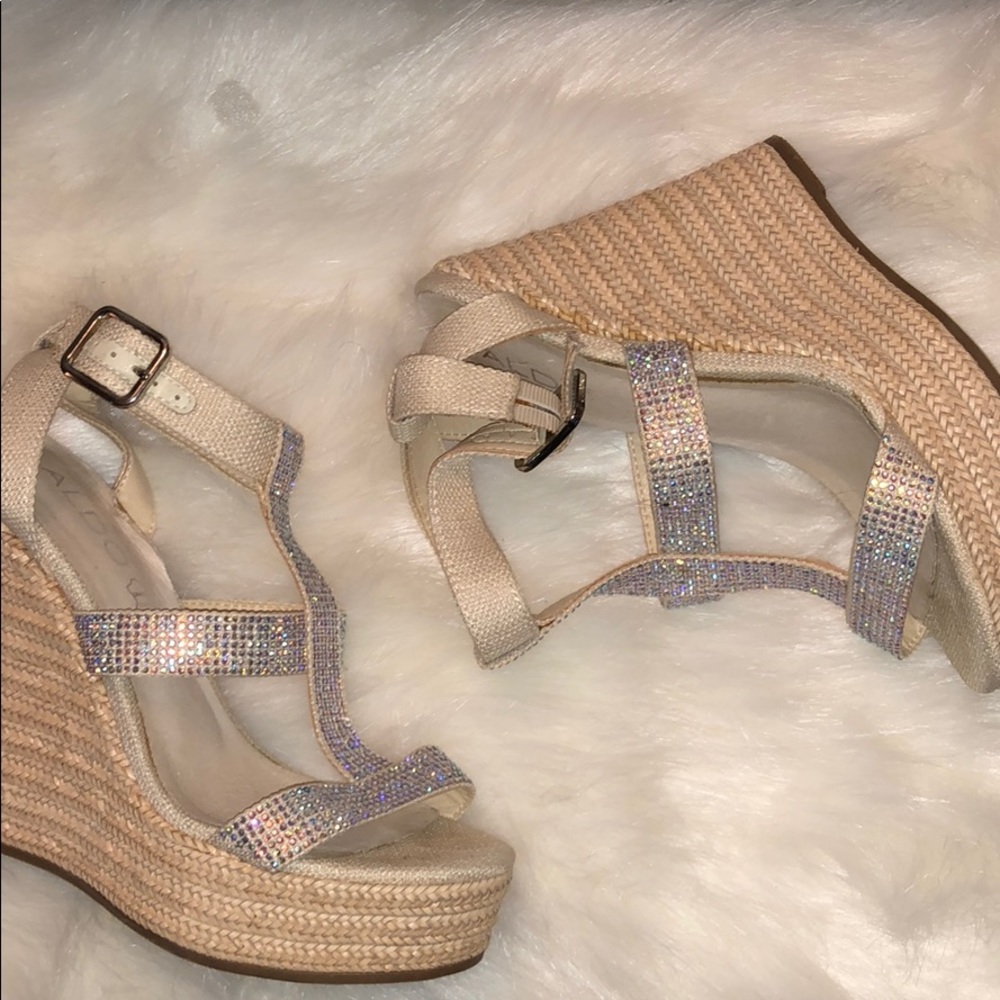 Aldo crystal wedges